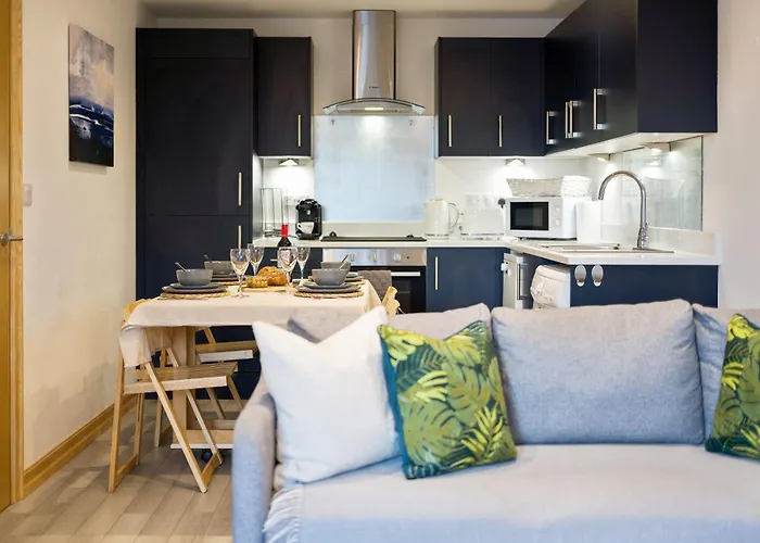 Seaside Town Centre Triplex: Spacious Retreat with Parking
